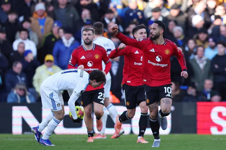 Penyerang Manchester United, Matheus Cunha (kanan) meraikan gol penyamaan ketika berdepan Leeds United pada aksi Liga Perdana England di Elland Road, Leeds. Keputusan seri 1-1. Ia merupakan perlawanan terakhir  Ruben Amorim sebagai pengurus Manchester United.