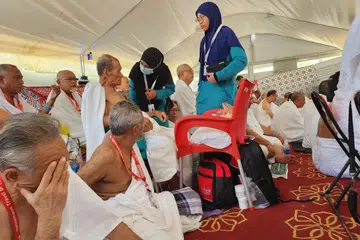 DIBERI PERHATIAN: Pegawai perubatan Singapura (baju biru) mengunjungi khemah Hahnemann Travel untuk meninjau keadaan jemaah sekitar
sejam sebelum berwuquf di Arafah.