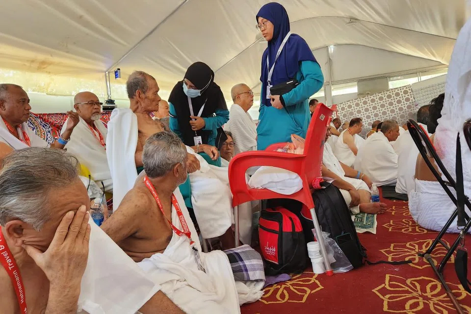 DIBERI PERHATIAN: Pegawai perubatan Singapura (baju biru) mengunjungi khemah Hahnemann Travel untuk meninjau keadaan jemaah sekitar
sejam sebelum berwuquf di Arafah.