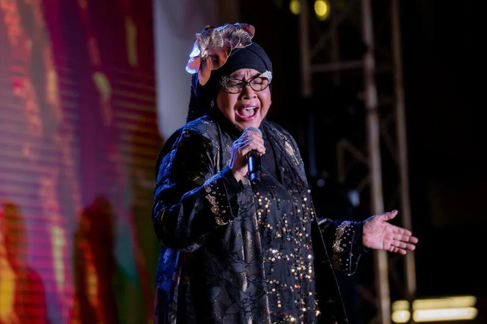 Biduanita Rahimah Rahim mengembalikan nostalgia ramai dengan lagu malar segar ‘Khayalan’, ‘Semanis Manis Gula’ dan ‘Cabaran Cinta’.