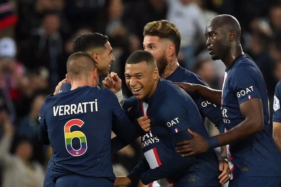 Pemain Paris Saint-Germain asal Maghribi, Achraf Hakimi (dua dari kiri) mendapat ucapan tahniah daripada rakan-rakan sepasukannya selepas menjaringkan gol buat pasukannya semasa menentang Ajaccio di Parc des Princes di Paris