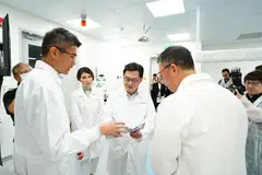 PUSAT PENYELIDIKAN TERBARU: (dari kiri) Ketua penemuan terepeutik Paratus Sciences, Encik Lewis Hong; Ketua Pegawai Eksekutif ClavystBio, Encik Khoo Shih; Timbalan Perdana Menteri Encik Heng Swee Keat dan pengerusi  ClavystBio, Encik Fidah Alsagoff.