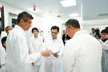 PUSAT PENYELIDIKAN TERBARU: (dari kiri) Ketua penemuan terepeutik Paratus Sciences, Encik Lewis Hong; Ketua Pegawai Eksekutif ClavystBio, Encik Khoo Shih; Timbalan Perdana Menteri Encik Heng Swee Keat dan pengerusi  ClavystBio, Encik Fidah Alsagoff.