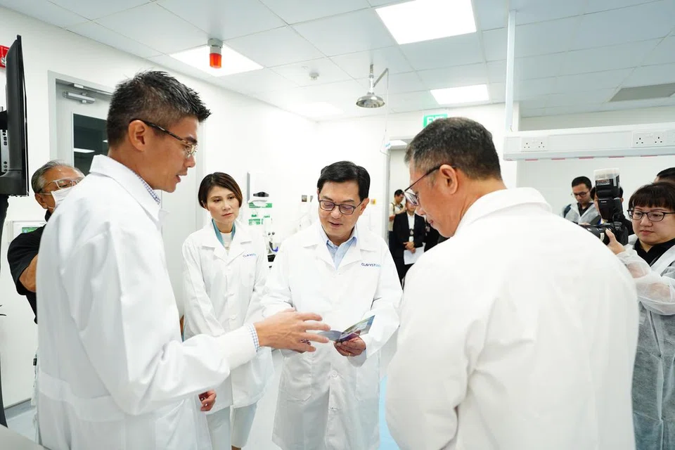 PUSAT PENYELIDIKAN TERBARU: (dari kiri) Ketua penemuan terepeutik Paratus Sciences, Encik Lewis Hong; Ketua Pegawai Eksekutif ClavystBio, Encik Khoo Shih; Timbalan Perdana Menteri Encik Heng Swee Keat dan pengerusi  ClavystBio, Encik Fidah Alsagoff.