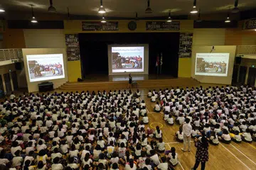 Perhimpunan di Sekolah Rendah Tanjong Katong pada Jun 2015 bagi memperingati tujuh murid dan dua guru sekolah itu yang terkorban dalam gempa di Gunung Kinabalu.
