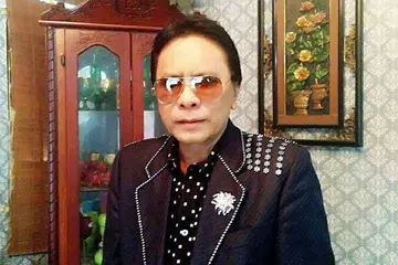 IKUTI PERKEMBANGAN SEMASA: A. Razak seronok meneroka wadah canggih seperti Instagram dan TikTok untuk tinjau sambutan pengikut pada karyanya. - Foto ihsan A. RAZAK