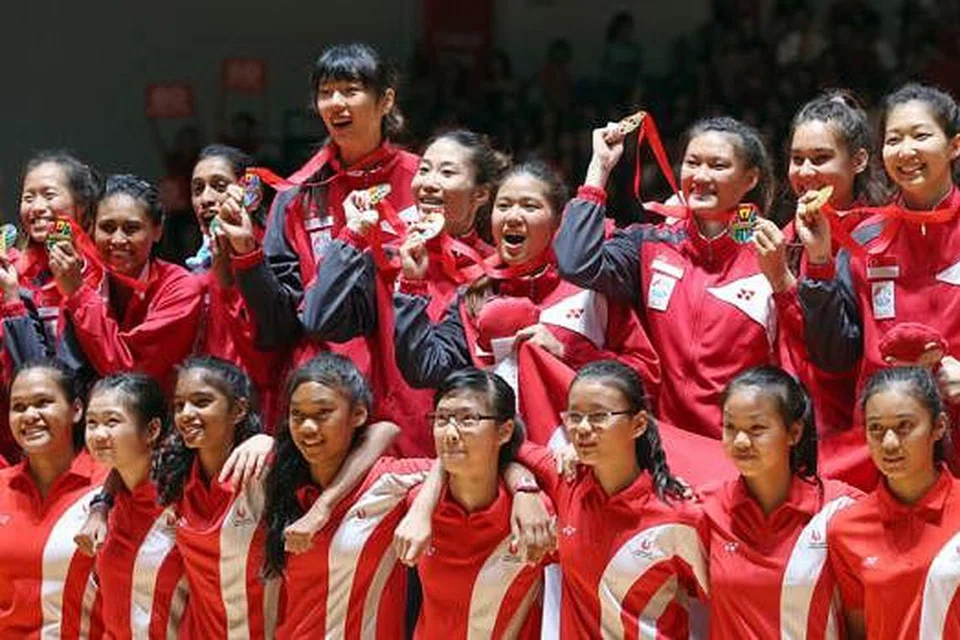 KEJAYAAN BERSEJARAH: Pasukan bola jaring Singapura membuat sejarah dengan mencapai pingat emas pertama sukan itu di temasya Sukan SEA ke-28 setelah menewaskan Malaysia di peringkat akhir. - Foto THE STRAITS TIMES 