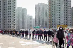LANGKAH WASPADA: Penduduk beratur bagi menjalani ujian Covid-19 di Tianjin kelmarin. Bandar itu melaporkan 20 kes baru Covid-19 kelmarin, kebanyakannya pelajar dan ahli keluarga mereka. - Foto EPA-EFE