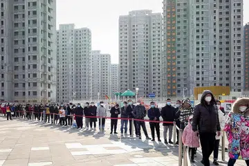 LANGKAH WASPADA: Penduduk beratur bagi menjalani ujian Covid-19 di Tianjin kelmarin. Bandar itu melaporkan 20 kes baru Covid-19 kelmarin, kebanyakannya pelajar dan ahli keluarga mereka. - Foto EPA-EFE