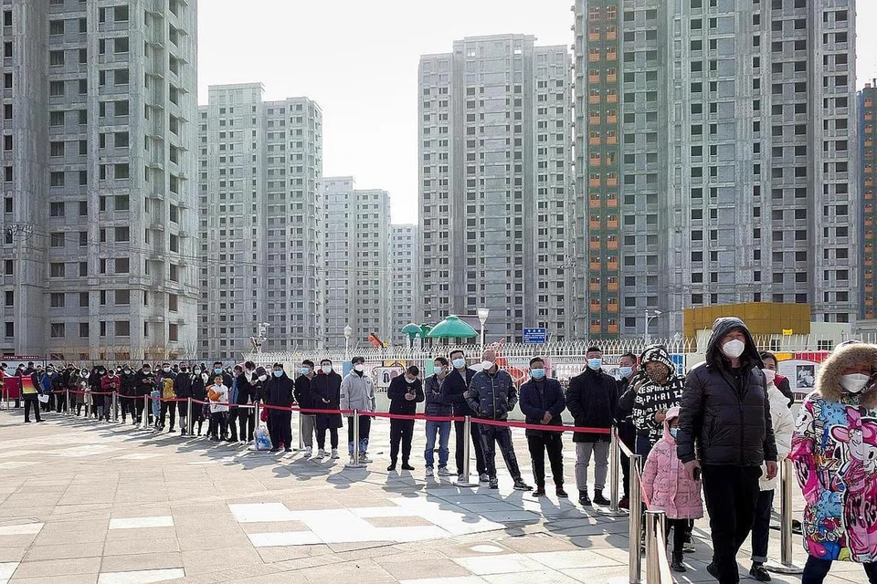 LANGKAH WASPADA: Penduduk beratur bagi menjalani ujian Covid-19 di Tianjin kelmarin. Bandar itu melaporkan 20 kes baru Covid-19 kelmarin, kebanyakannya pelajar dan ahli keluarga mereka. - Foto EPA-EFE