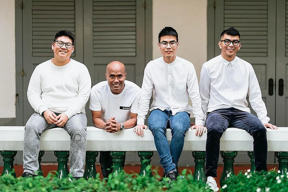 TERAPKAN ILHAM FILEM SINGAPURA: Encik Sanif Olek (dua dari kiri) menghasilkan filem tentang kerencaman yang mencorak kejayaan Singapura meliputi kisah setia kawan Unit Komando dan kecemerlangan pemandu peribadi. Bersamanya adalah pengarah filem lain (dari kiri) Encik Koh Chong Wu, Encik Alvin Lee dan Encik Royston Tan yang juga diundang Nexus, Kementerian Pertahanan (Mindef) bagi menghasilkan filem ringkas bertemakan 'Singapura'. - Foto NEXUS, MINDEF