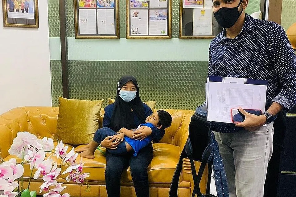 BERSYUKUR BEBAS COVID-19: Encik Mohamed Farik Mohamed Fazlul (kanan) bersama dengan pembantu rumah beliau, Cik Siti (kiri) yang diuji positif Covid-19 pada 11 Januari lalu, dua hari sebelum tamat menghabiskan tempoh SHN-nya. - Foto ihsan MUHAMMED ZACREE MOHD ZAIN