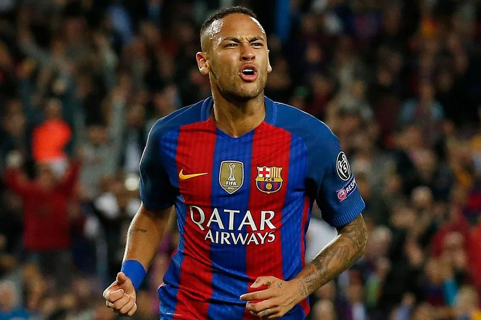 MEREBUT GELARAN PEMAIN TERBAIK DUNIA: Lionel Messi, Neymar (atas), dua tunggak Leicester City, Jamie Vardy dan Riyad Mahrez, Luis Suarez dan Cristiano Ronaldo dalam senarai pendek seramai 30 pemain bagi merebut Anugerah Pemain Terbaik Dunia Ballon d'Or yang akan diumumkan Januari ini. - Foto REUTERS 