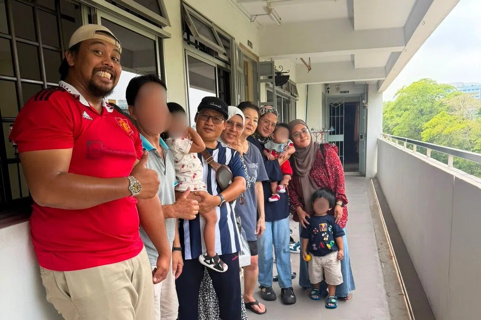 Cik Mariam (lima dari kiri) menganggap Cik Sue (enam dari kiri) seperti saudara sendiri selepas hubungan mereka semakin erat sepanjang 23 tahun hidup berjiran.