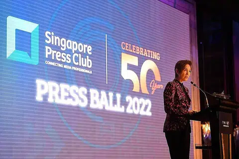 KUPAS PERANAN MEDIA: Berucap di majlis jamuan Kelab Wartawan Singapura kelmarin, Cik Josephine Teo menyentuh tentang peranan media semasa pandemik Covid-19, hubungan pemerintah dan media, serta cabaran yang dihadapi industri itu pada masa depan. - Foto BM oleh CHONG JUN LIANG