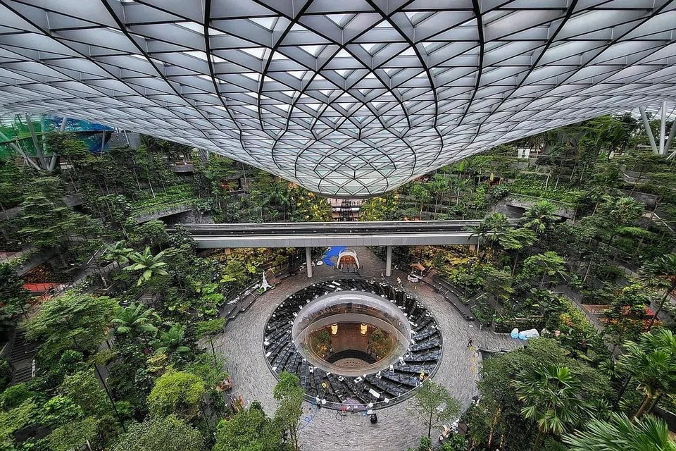 TANPA AIR DERAS: Tiada deras air yang menakjubkan mengalir dari bucu bumbung kompleks semasa pembersihan dijalankan.