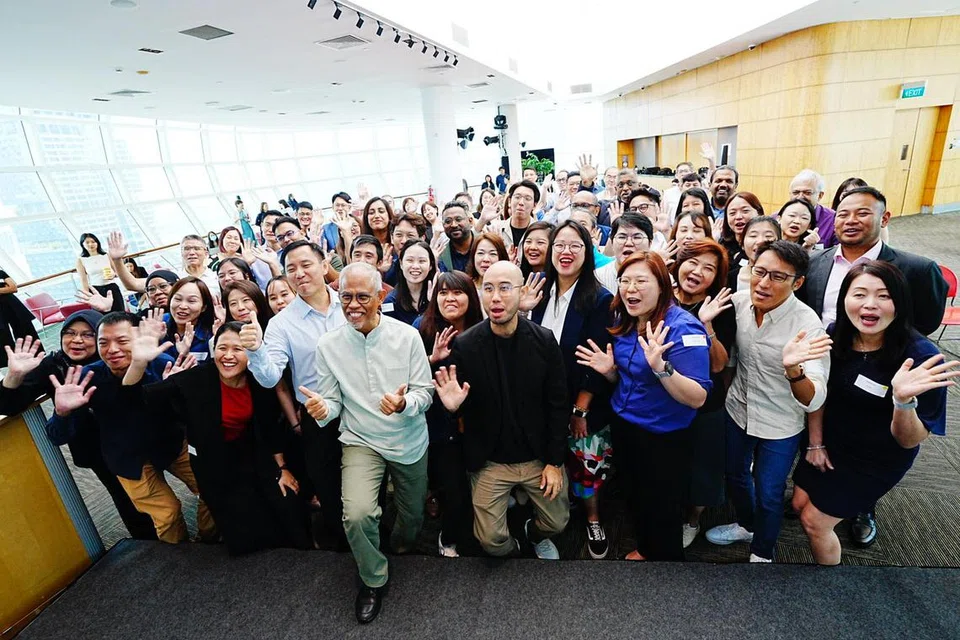 Menteri Pembangunan Sosial dan Keluarga, Encik Masagos Zulkifli Masagos Mohamad (tengah), bersama 36 ‘Duta Tribe’ yang merupakan karyawan daripada industri perkhidmatan sosial pada acara ‘Open Mic Day’. Acara itu sebahagian daripada inisiatif Tahun Meraikan Karyawan Khidmat Sosial pada 2025, yang mengiktiraf sumbangan 20,000 karyawan dalam sektor masyarakat. 