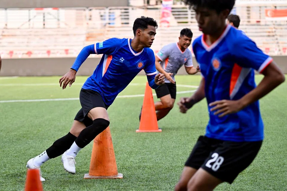 Akram Azman (kiri) semasa sesi latihan di Stadium Jurong East pada 27 Ogos.