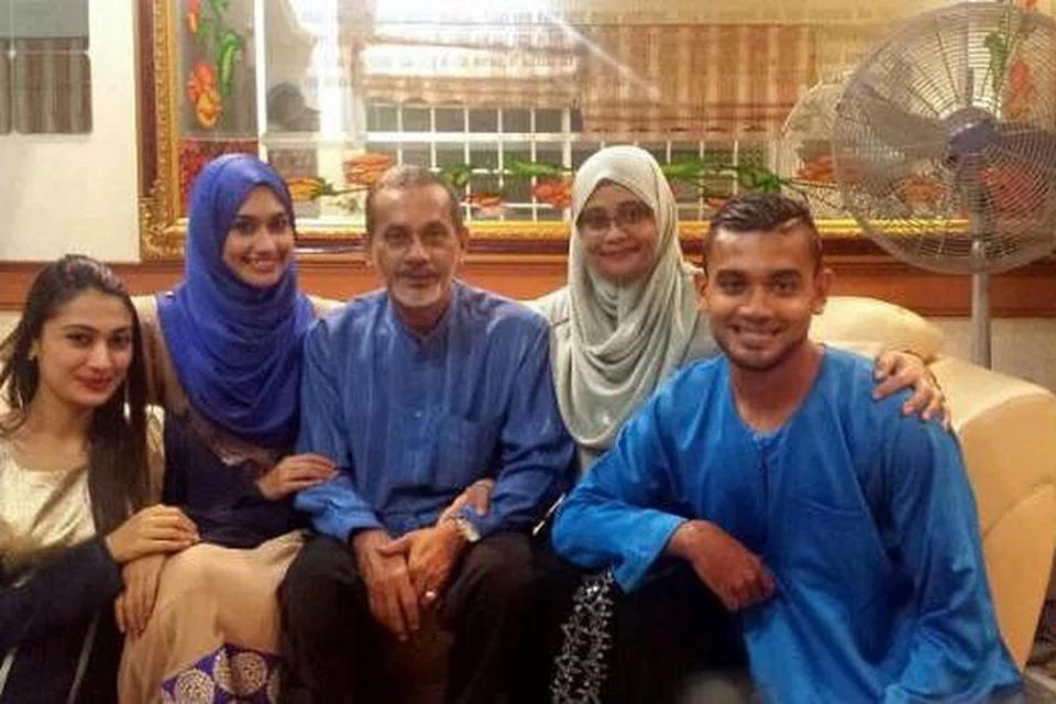 ALBUM KELUARGA: Pemain pertahanan LionsXII, Faritz Hameed (kanan), bergambar bersama keluarga di pagi Raya. - Foto FARITZ HAMEED