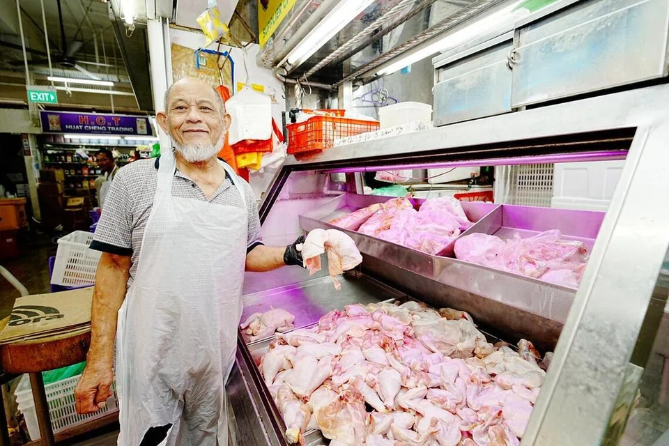 Pemilik kedai ayam Hashim Abbas, Encik Hashim Abbas, berkongsi kedainya mengalami kenaikan kos daripada $8 kepada $10 bagi seekor ayam segar. Oleh itu, beliau terpaksa menaikkan harga jual bagi seekor ayam sebanyak $2 bagi meraih keuntungan tipis.
