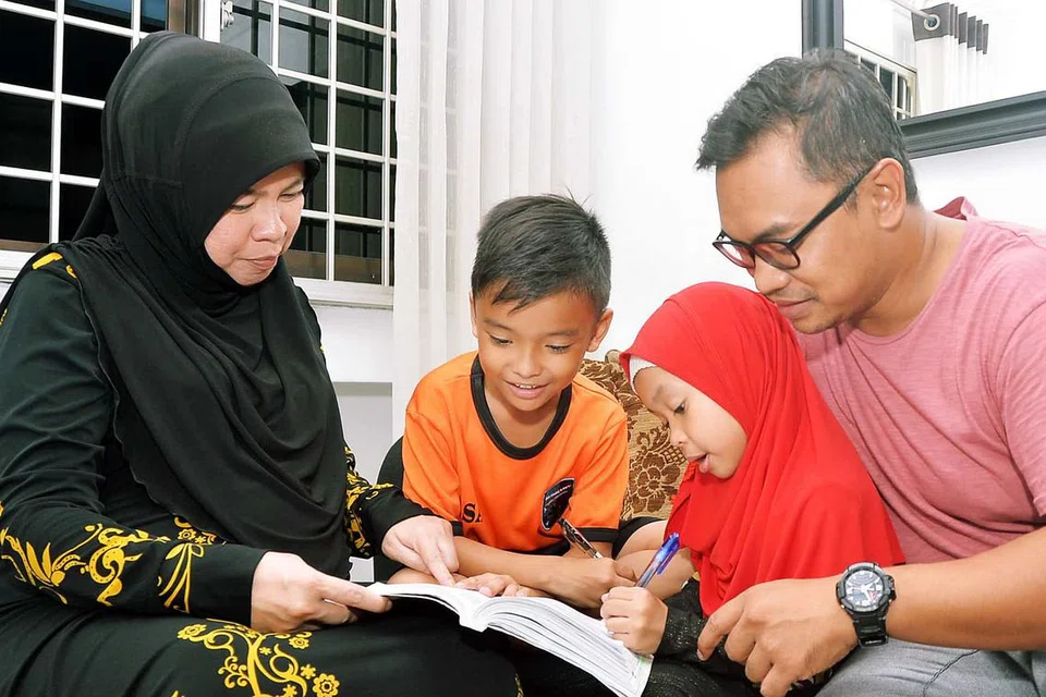 BAKAT TERPENDAM: Encik Erfandy dan Cik Noorazlina berkata perubahan baru dapat meringankan tekanan ibu bapa dan anak mereka dalam mengejar kejayaan. Bersama mereka ialah anak-anak Muhammad Aaryan Ishmael dan Anna Sophia. - Foto KHALID BABA