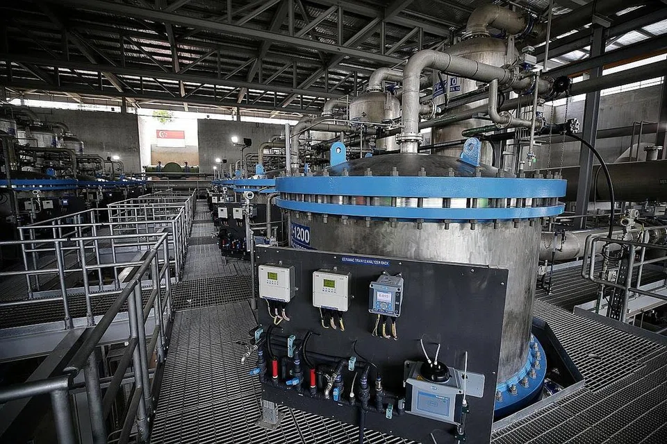 LEBIH PADU: Kerja naik taraf terkini ini telah membuat Choa Chu Kang Waterworks sebagai loji rawatan air membran seramik terbesar di dunia, yang merawat air daripada takungan air Kranji, Pandan, dan Tengeh. - Foto BH oleh KEVIN LIM