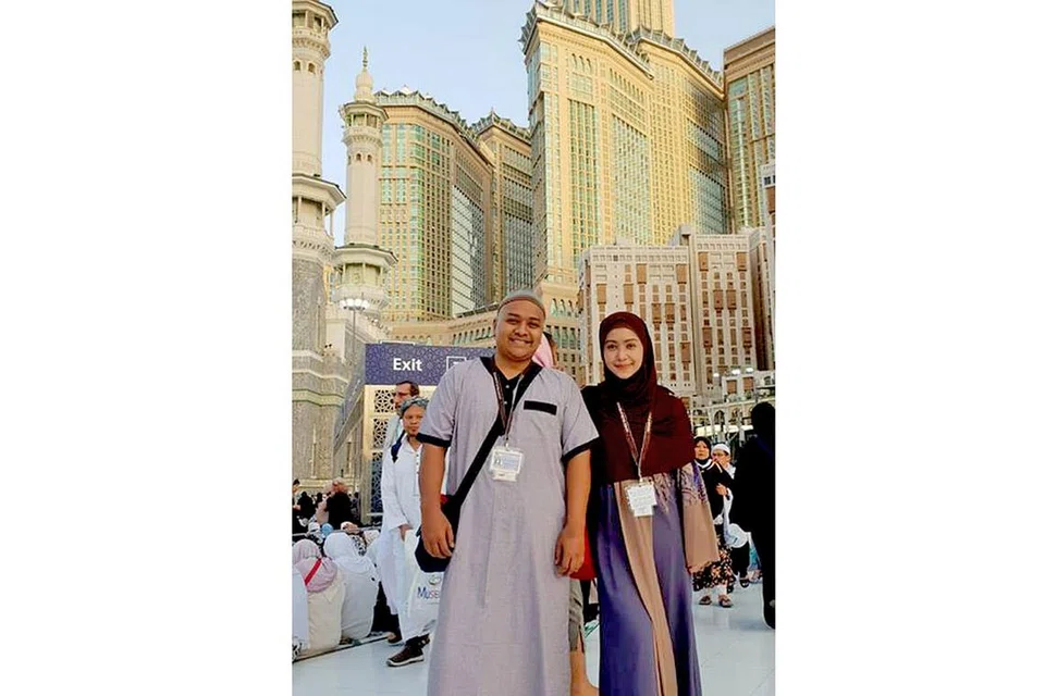 GAMBAR KENANGAN: Pelakon dan pengacara Marina Yusoff telah berada di Makkah sejak seminggu lalu, menunaikan haji bersama-sama suaminya, Adel Dzulkarnaen Ahmad. - Foto MARINA YUSOFF