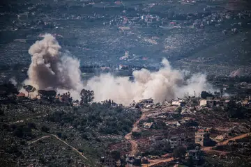 Kepulan asap kelihatan dari sebuah kampung di selatan Lebanon pada 23 April, ketika tentera Israel menjalankan operasi di kawasan tersebut.