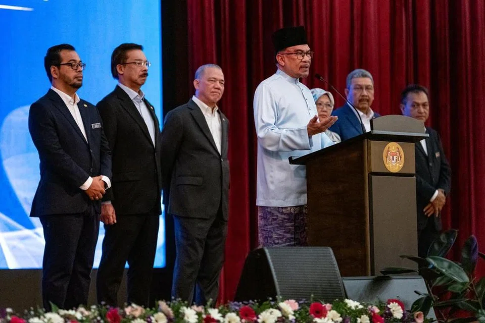Perdana Menteri Malaysia, Datuk Seri Anwar Ibrahim, menyampaikan ucapan pada perjumpaan bulanan bersama warga Jabatan Perdana Menteri di Putrajaya pada 1 April.