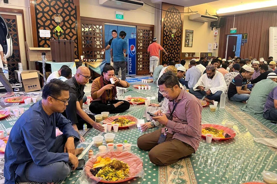 Suasana berbuka puasa beramai-ramai di Pusat Islam Jamiyah - mencerminkan semangat Ramadan dalam membantu golongan yang memerlukan melalui program Iftar Baraqah.