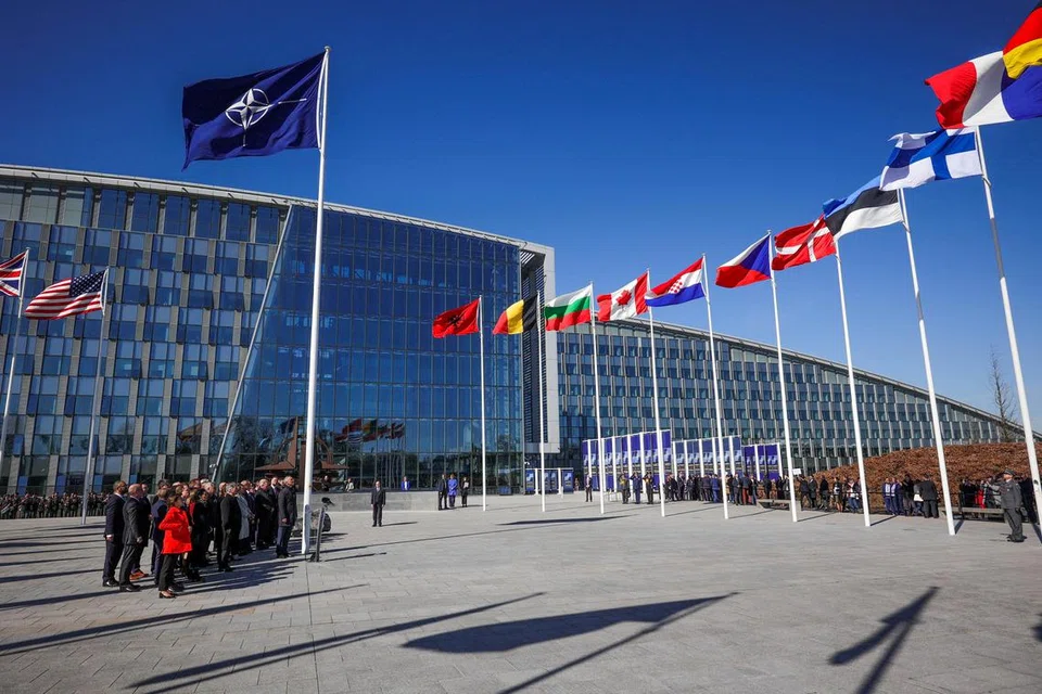 PERKUKUH PERTAHANAN NEGARA ANGGOTA: Foto fail menunjukkan para pegawai menghadiri acara menaikkan bendera Nato susulan keanggotaan Finland ke dalam pertubuhann itu di ibu pejabat Nato di Brussels, Belgium pada 4 April 2023. 