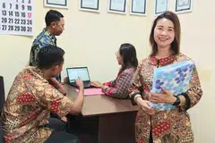 Pengasas pusat latihan pembantu rumah di Surabaya, Cik Sumiyati Daim, pernah bekerja sebagai pembantu rumah. Dengan pengalaman dan daya usahanya, beliau berjaya menubuhkan pusat latihan pembantu rumah bagi melengkapkan golongan tersebut dengan kemahiran dan pengetahuan yang diperlukan agar mereka dapat jalankan tugas dengan baik.