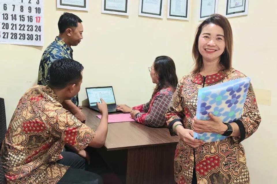 Pengasas pusat latihan pembantu rumah di Surabaya, Cik Sumiyati Daim, pernah bekerja sebagai pembantu rumah. Dengan pengalaman dan daya usahanya, beliau berjaya menubuhkan pusat latihan pembantu rumah bagi melengkapkan golongan tersebut dengan kemahiran dan pengetahuan yang diperlukan agar mereka dapat jalankan tugas dengan baik.