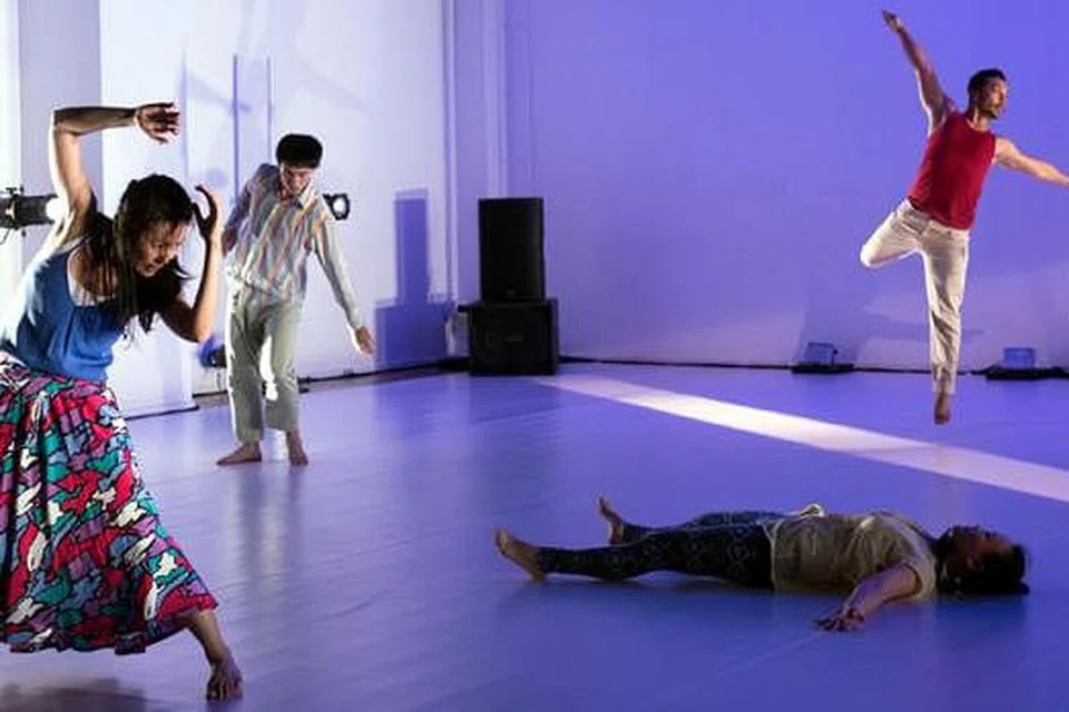 PERSEMBAHAN GERAK TARI: Antara lapan penari RE/PLAY Dance Edit yang turut menyampaikan pelbagai jenis gerakan tarian yang berulang kali tetapi sempurna, dengan iringan muzik pop. - Foto LAW KIAN YAN