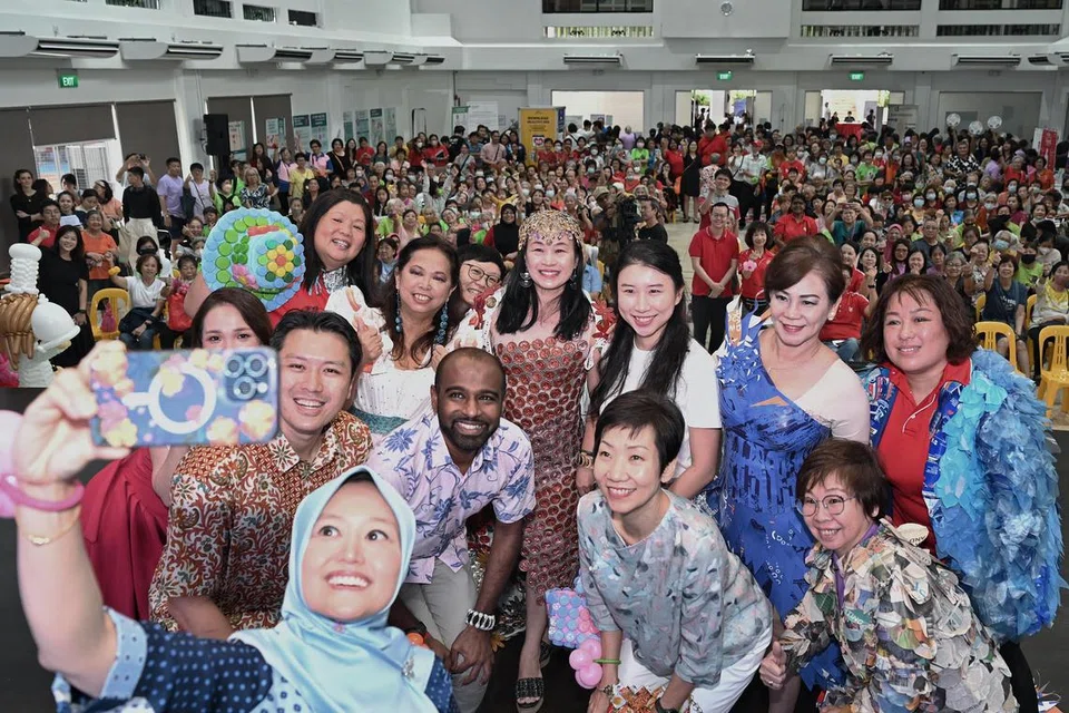 Setiausaha Parlimen Kanan (Kesihatan merangkap Undang-Undang), Cik Rahayu Mahzam (depan) bersama Penasihat Organisasi Akar Umbi GRC Jurong, Encik Shawn Huang (kiri); Penasihat Organisasi Akar Umbi GRC Jurong, Dr Hamid Razak (dua dari kiri); Menteri Kemampanan dan Sekitaran, Cik Grace Fu (dua dari kanan, barisan depan) dan lebih 1,200 penduduk di Jurong, bergambar bersama di karnival EmpowerHER sempena Hari Wanita Antarabangsa (IWD) pada 10 Mac. 