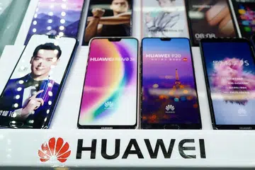 PENAHANAN TIMBUL TANDA TANYA: Cik Meng Wanzhou, anak perempuan pengasas Huawei serta eksekutif kanan syarikat telekomunikasi itu, ditahan di Canada dan berhadapan ekstradisi ke Amerika Syarikat sekali gus menimbulkan kebimbangan tercetus semula perang dagang Amerika-China. - Foto AFP, REUTERS