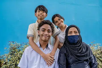 TEMPAT BERGANTUNG: Cik Zainah merupakan penjaga kepada tiga cucunya, Hazmi (duduk bersebelahan), Aqilah dan Hasri. - Foto BM oleh NUR DIYANA TAHA