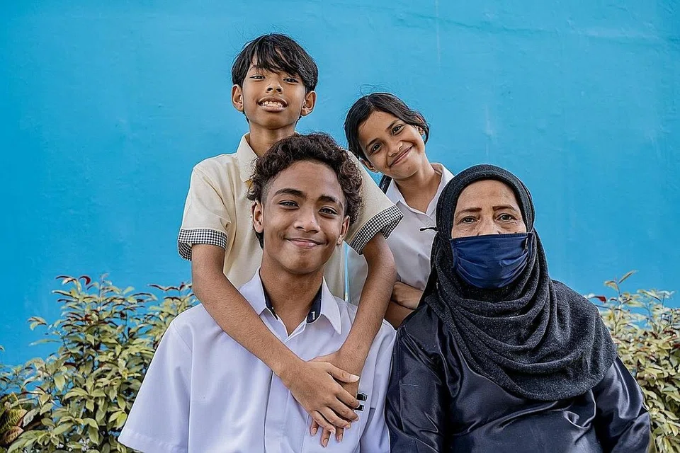 TEMPAT BERGANTUNG: Cik Zainah merupakan penjaga kepada tiga cucunya, Hazmi (duduk bersebelahan), Aqilah dan Hasri. - Foto BM oleh NUR DIYANA TAHA