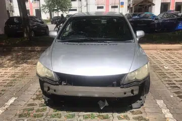 KESAN PADA KENDERAAN: Inilah kereta yang dipandu lelaki 26 tahun yang disyaki. Kereta itu melanggar tujuh kenderaan lain dan sebuah kenderaan polis di lelapang tempat meletak kereta di Bukit Batok Street 33. - Foto PASUKAN POLIS SINGAPURA
