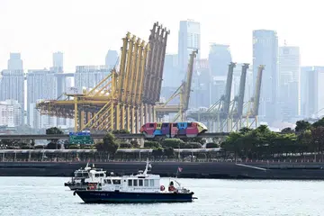 TERUS SUSUT: Terminal kontena Tanjung Pagar merupakan antara yang dimanfaatkan Singapura bagi mengeksport pelbagai barangan ke luar negara. Eksport bulan lalu meneruskan kemerosotannya. - Foto AFP