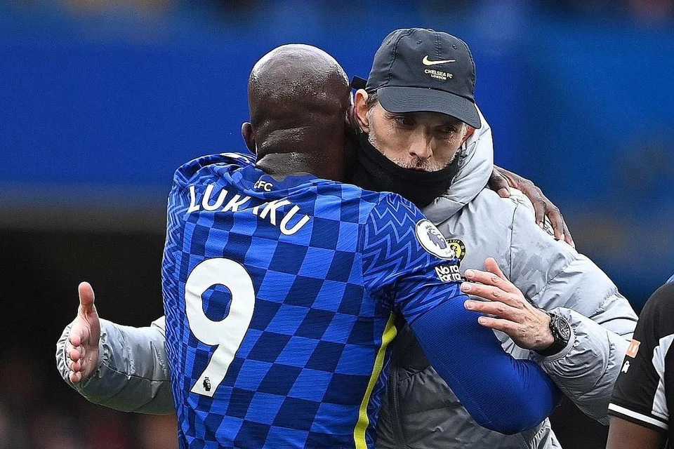 KEKAL HARUNGI CABARAN BERSAMA: Bos Chelsea, Thomas Tuchel (kanan), memeluk bintang penyerangnya, Romelu Lukaku, selepas kemenangan 1-0 Chelsea ke atas Newcastle kelmarin. - Foto EPA-EFE