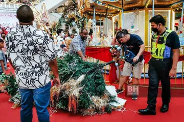 KEJADIAN TIDAK DIDUGA: Warga Singapura, Encik Julius Lee, 44 tahun, yang menghabiskan cuti untuk meraikan Krismas di Kuala Lumpur, cedera selepas pokok hiasan Krismas di pusat beli-belah Pavilion Kuala Lumpur terjatuh lalu menghempap kepalanya pada 25 Disember. 