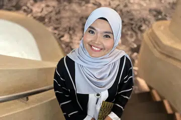 SENIMAN MUDA: Cik Anis Qurratu’aini Azman mampu berdikari memperjuang seni tetapi percayakan pentingnya mendapatkan ilmu daripada mereka yang lebih berpengalaman.