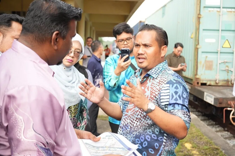 Pengerusi Jawatankuasa Kerja Raya, Pengangkutan, Infrastruktur dan Komunikasi Johor, Encik Mohamad Fazli Mohamad Salleh (kanan), ketika melakukan tinjauan ke tapak bagi cadangan Stesen dan Jajaran Komuter Selatan Kempas–Pasir Gudang.