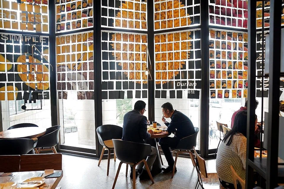 TARIKAN DURIAN: Hidangan piza durian menarik pelanggan ke restoran La Cesar Pizzaria (atas) di Shanghai, China, sementara sajian sup ayam durian panas memikat pelanggan ke Coconut Chicken Hotpot Store, juga di Shanghai. - Foto REUTERS