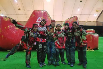 Cik Hafidah Abdul Hamid (paling kiri) bersama pasukannya bertanding dalam sukan ‘paintball’ atau tembak bebola cat di Moscow, Russia pada 2017.