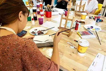 Dengan bantuan Beyond Baby Blues – kumpulan sokongan bagi menangani kemurungan postpartum – pasukan itu juga menganjurkan bengkel seni menerusi talian di Art for Good Art Centre (di Pusat Siglap). Bermula daripada kerjasama dengan studio Art for Good dan Mama di Palette, bengkel ‘Penjagaan Diri untuk Ibu’ menawarkan ibu peluang terlibat dalam luahan kreatif sebagai bentuk penjagaan diri, dengan tumpuan kepada tema kemurungan selepas bersalin (PPD).