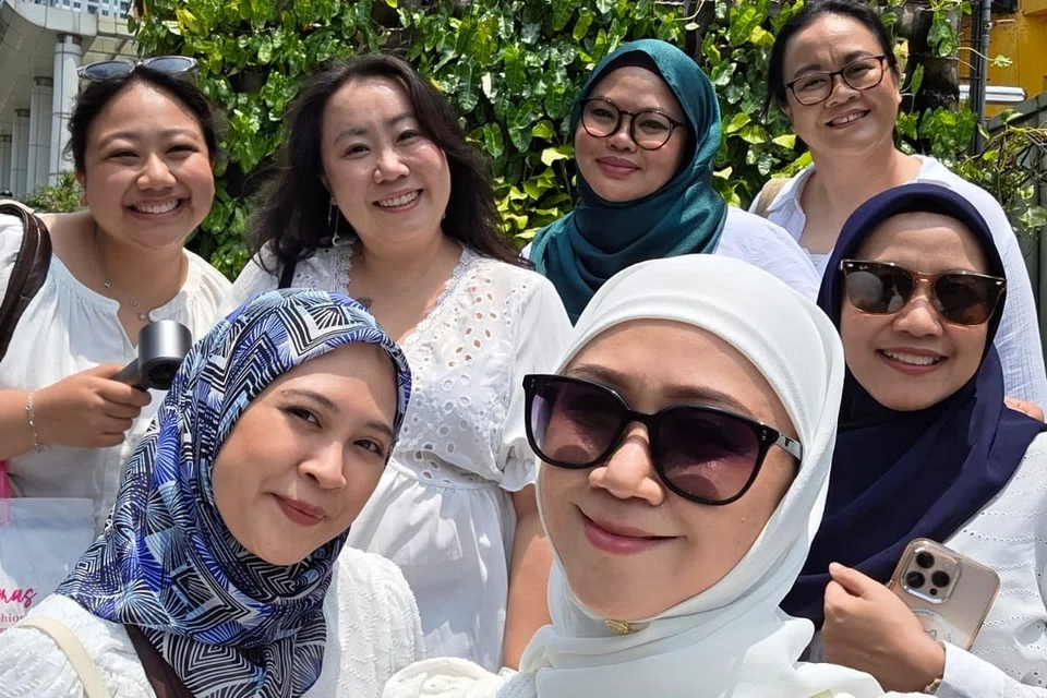 Cik Warda Ismail (tengah, barisan depan), bersama rakan-rakan yang telah menyokongnya sepanjang pemulihan daripada barah buah dada.