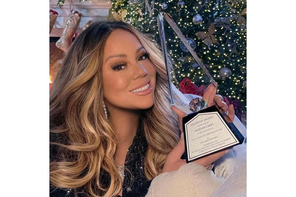MARIAH CAREY: Pernah diberi tugas menyapu rambut pelanggan di salun serta memeriksa topi dan kot di butik. - Foto INSTAGRAM MARIAH CAREY