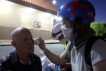 MANGSA KEADAAN: Pegawai keselamatan agensi berita Reuters, Rodney Seward, menerima rawatan, dari sepasukan kakitangan perubatan akibat kecederaan di bawah mata disebabkan terkena peluru getah semasa rusuhan antiperkauman di Minneapolis, Minnesota, Amerika Syarikat, pada 30 Mei lalu. 